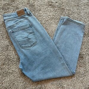 AMERICAN EAGLE | Mom’s Straight Jean Medium Wash